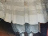 tableau représentant une petite fille vêtue d'une robe blanche et de chaussures argentées