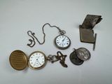 de nombreux types de montres de poche sur la table