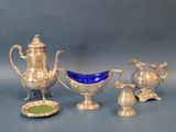 plusieurs objets en verre argenté et bleu sur fond bleu