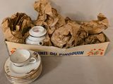 une boîte de tasses et de soucoupes posée sur une table