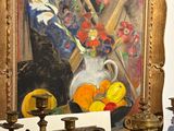 une photo d'un tableau accroché au mur à côté d'une horloge