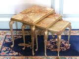 trois tables posées sur un tapis au sol