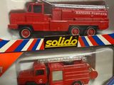 deux camions de pompiers rouges dans la boîte