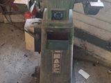 une machine qui se trouve à l'intérieur d'un bâtiment