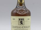 bouteille de Château Chalon avec une étiquette sur fond gris