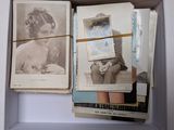 une photo d'une femme assise dans une boîte avec une pile de livres