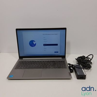 un ordinateur portable posé sur une table avec un chargeur
