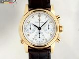 une montre-bracelet en or avec un cadran blanc et un bracelet en cuir marron