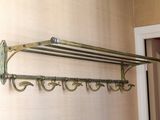une photo d'un porte-serviettes accroché au mur