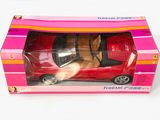 une petite voiture rouge dans une boîte rose posée sur une surface blanche