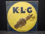 une ancienne enseigne « klg » est affichée sur un fond noir