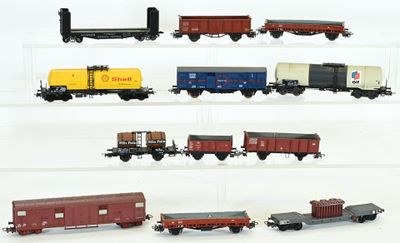 de nombreux petits trains exposés sur une surface blanche