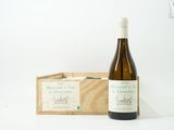 une bouteille de vin posée à côté d'une caisse en bois