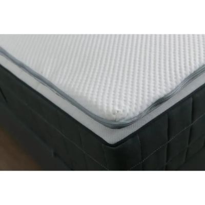 un gros plan d'un matelas posé sur un plancher en bois dans une pièce