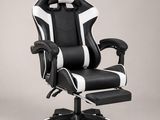 une chaise de bureau noire et blanche sur fond gris