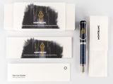 le stylo se trouve à côté d'une boîte de stylos et d'une boîte de papier