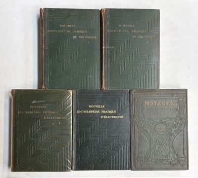 Quatre livres sont alignés sur une table devant un fond blanc.