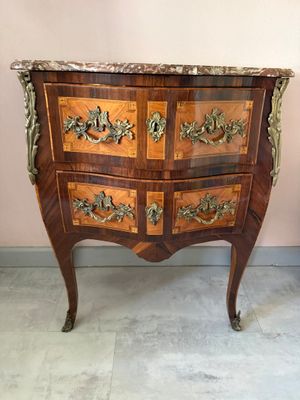 une commode en marbre exposée dans une pièce