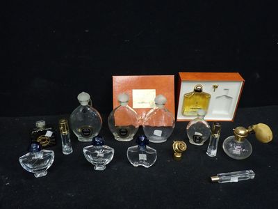 beaucoup de flacons de parfum posés sur une table