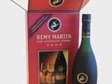 la bouteille de vin se trouve à côté d'un carton de vin