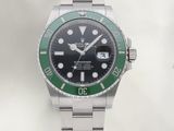 une montre Rolex dotée d'une lunette verte