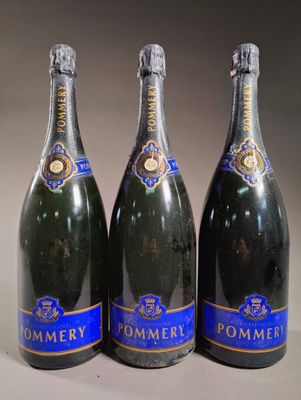 trois bouteilles de champagne sont alignées sur une table