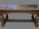 une vieille table en bois avec un plateau en bois sur fond gris