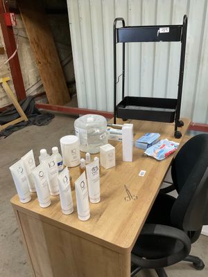 un bureau avec une chaise et de nombreuses bouteilles posées dessus