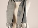 une écharpe grise et noire sur une tête de mannequin
