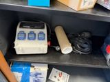 une machine qui se trouve sur une étagère dans une pièce