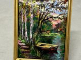 un tableau représentant un bateau sur l'eau, près d'un arbre
