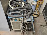 un faisceau de tuyaux posé sur une machine