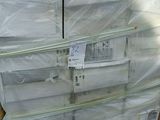 de nombreux cartons contenant du matériel électronique posés sur une palette