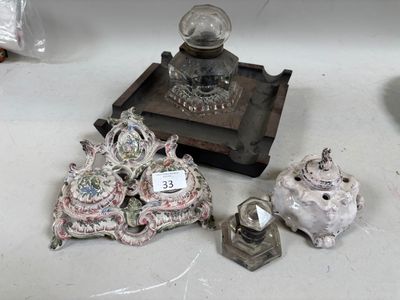 un grand nombre d'objets posés sur une table
