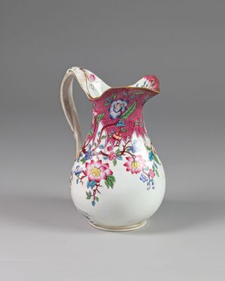 une image représentant un vase blanc et rose orné d'un motif floral