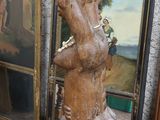 une statue représentant un homme tenant un pot sur la tête