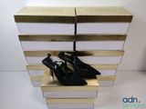 deux paires de chaussures noires posées sur une pile de cartons