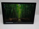 un ordinateur portable dont l'écran affiche l'image d'une forêt de bambous
