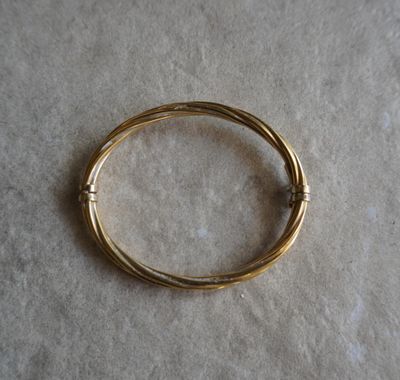 gros plan d'une bague en or sur une surface blanche