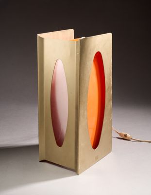 une lampe posée sur une table dans une pièce