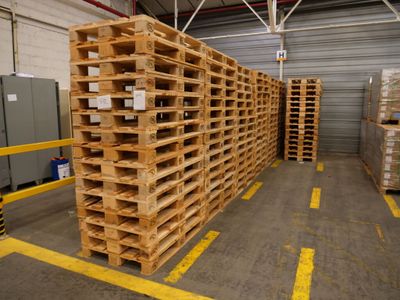 UN Ensemble DE 105 Palettes Europe Neuves + 4 Palettes DE CO…