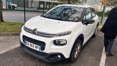une voiture blanche garée dans un parking