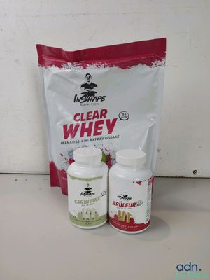 un sachet de whey transparent à côté de deux bouteilles de whey