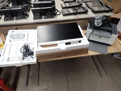 une table sur laquelle se trouvent un ordinateur portable et une imprimante