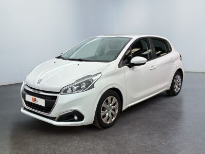 la petite voiture blanche est garée dans une grande pièce