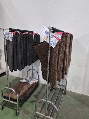 un porte-vêtements à côté des toilettes