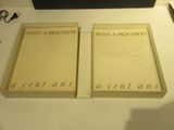 deux livres posés sur une table