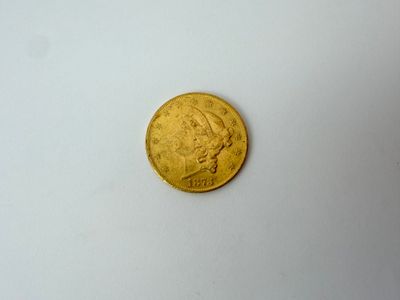 l'image d'une pièce d'or posée sur une surface blanche