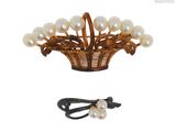 un panier de perles et une barrette sur fond blanc