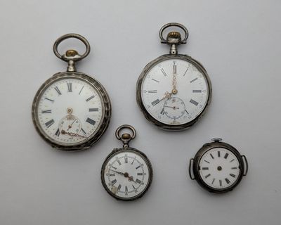 trois montres de poche en argent comportant des chiffres romains